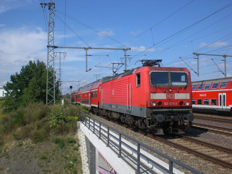 BR 143 als RB21 nach Potsdam-Griebnitzsee am Bahnhof Golm.