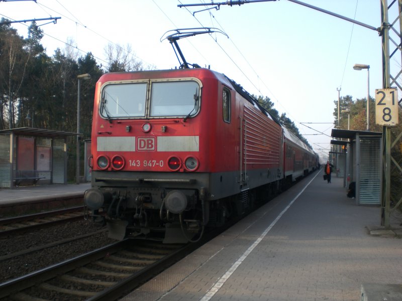 BR 143 als RE7 nach Belzig im Bahnhof Potsdam-Rehbrcke.