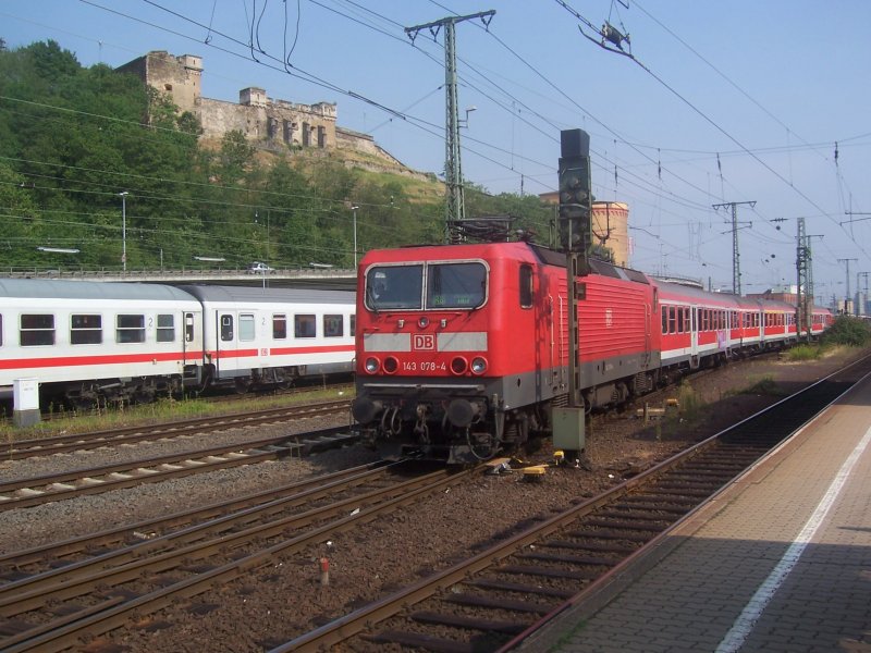 BR 143 mit Regionalexpress in Koblenz Hbf