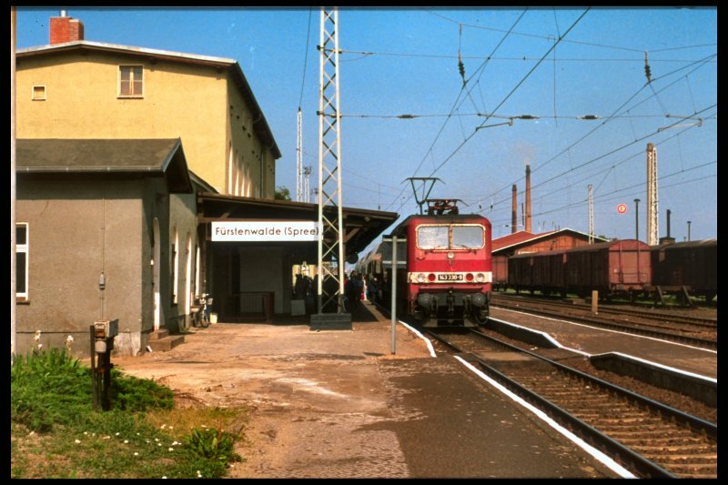 BR 143 mit Vorortzug im alten Bhf. Frstenwalde/Spree, um 1990