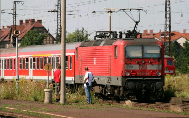 BR 143 schiebt RB nach Halle/S. aus Grokorbetha an einem Sonntag im Sommer 208.