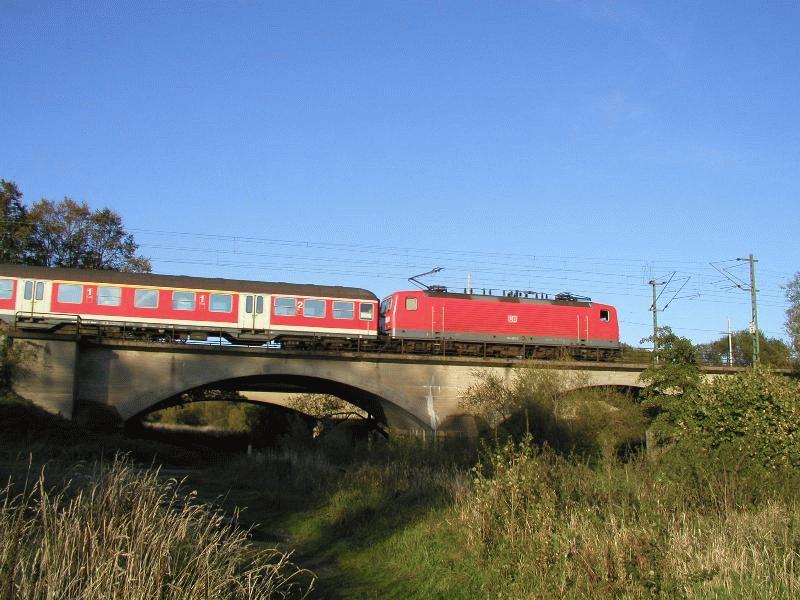 BR 143 berquert, zwischen Siegburg und Buisdorf, die Sieg (8.10.2002)