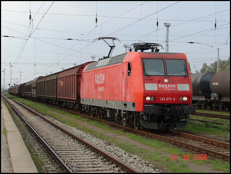 BR 145 011-3 die mal wieder dringend eine neue Lackierung n�tig h�tte, mit seinem GZ 51450 nach Maschen. Aufgenommen im Seehafen Rostock.