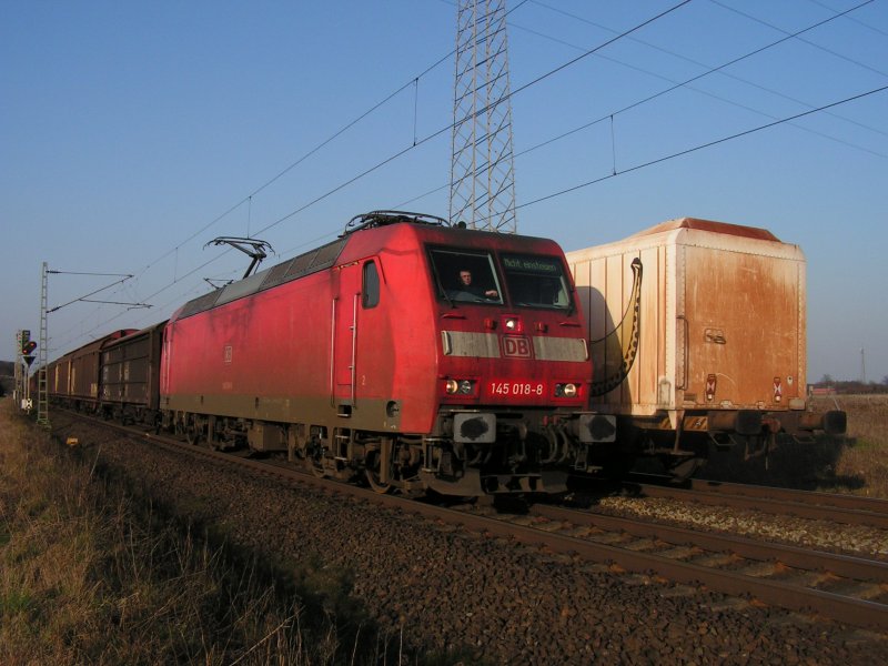 BR 145 018-8 rollt am 27.3.07 gegen 17:00 Uhr, wegen einer Geschwindigkeitsbegrenzung von 80 km/h bei Streckenkilometer 59.6 auf der KBS 380 Richtung Hannover, nur langsam am stehenden Zug auf dem Gegengleis vorbei.