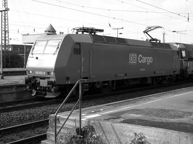 Br 145 022 steht mit GZ in Ludwigshafen HBF am