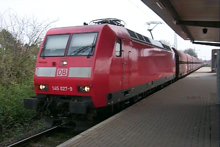 BR 145 027-9 hlt am 16.4.05 gegen 16:00 Uhr auf Gleis 1 in  Nienburg (Weser) 
