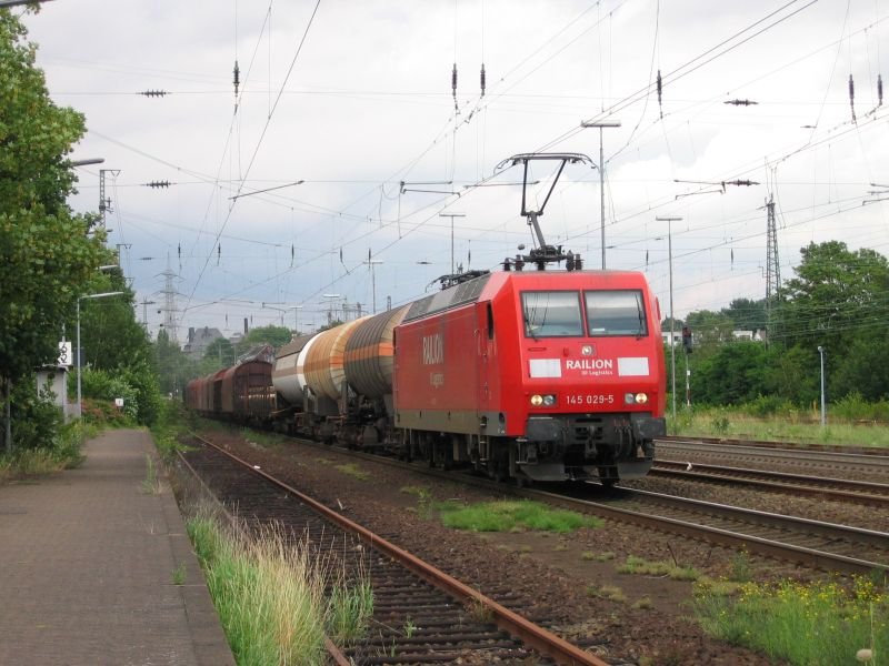 BR 145 029-5 mit gem. Gterzug hielt pltzlich auf freier Strecke an.Obwohl kein Signal da war.Der Tf hat bestimmt Sifa vergessen ;-)