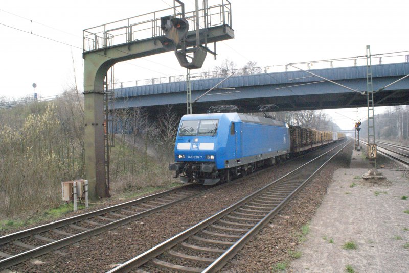 BR 145 030-7 der Pressnitztalbahn GmbH mit einem Holzzug bei der Durchfahrt des Bahnhofes dedensen/Gmmer am 04.04.2009