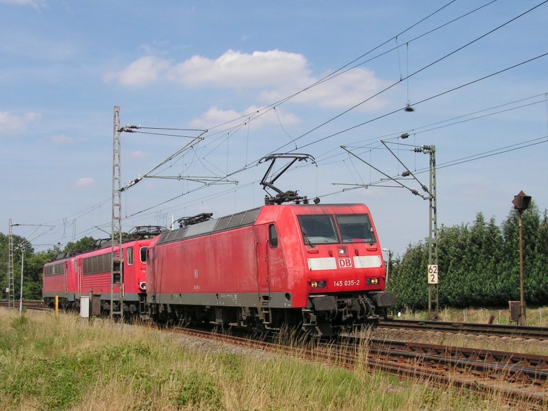 BR 145 035-2 berfhrt eine BR 155 und eine weitere Lok auf der KBS 380 Richtung Hannover.