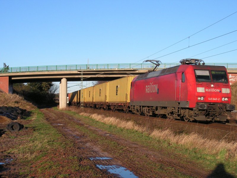 BR 145 040-2 der RaiLion mit Zugzielanzeiger aus EXPO Zeiten am 22.1.07 bei Nienburg.