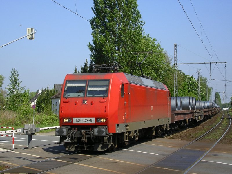 BR 145 043-6 mit GZ beladen mit Blechrollen in BO-Nokia auf dem Weg nach BO Nord.(07.05.2008)