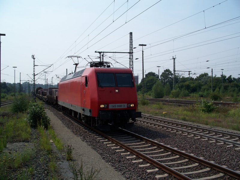 Br 145 068 fhrt duch Braunschweig Hbf richtung Osten (6.8.2007)