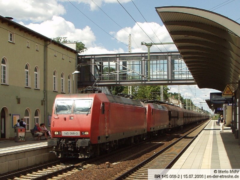 BR 145 068, von Railion, fhrt gerade mit Gtern durch den Bahnhof Frstenwalde (Spree), aufgenommen am 15.07.06