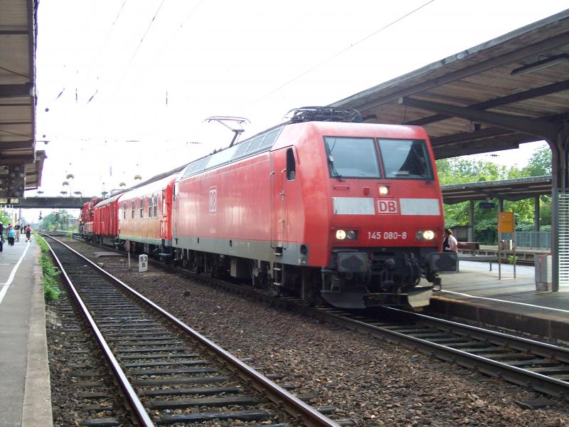 Br 145 080 mit hilfzug durchfhrt am 24.8.2005 Weinheim