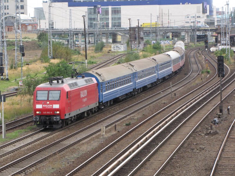 BR 145 von DB Schenker bespannt mit einem Zug nach St. Petersburg,hier aufgenommen in Berlin Warschauer-Strasse