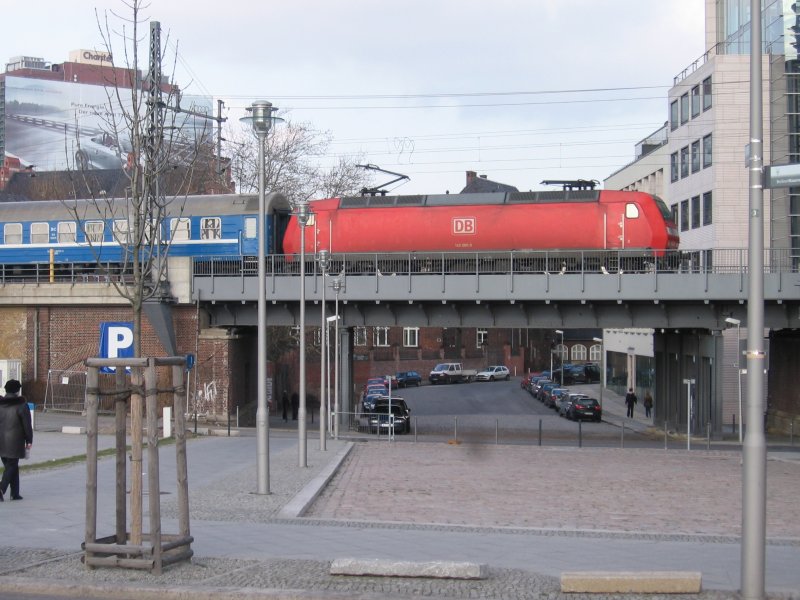 BR 145 mit intern.Zug auf der Berliner Stadtbahn zwischen Hbf und Friedrichstrasse, 2007