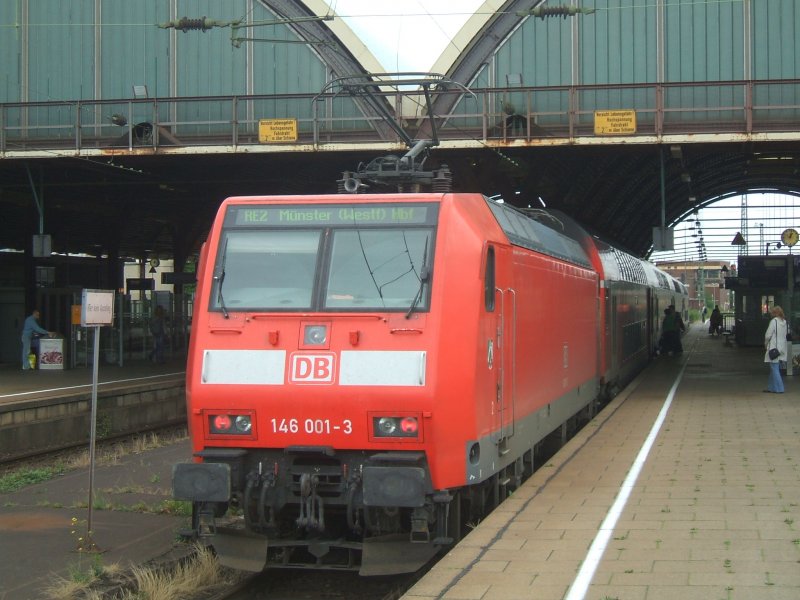 BR 146 001-3 mit Re2 nach Mnster auf Gleis 4 in 
Mnchengladbach Hbf.