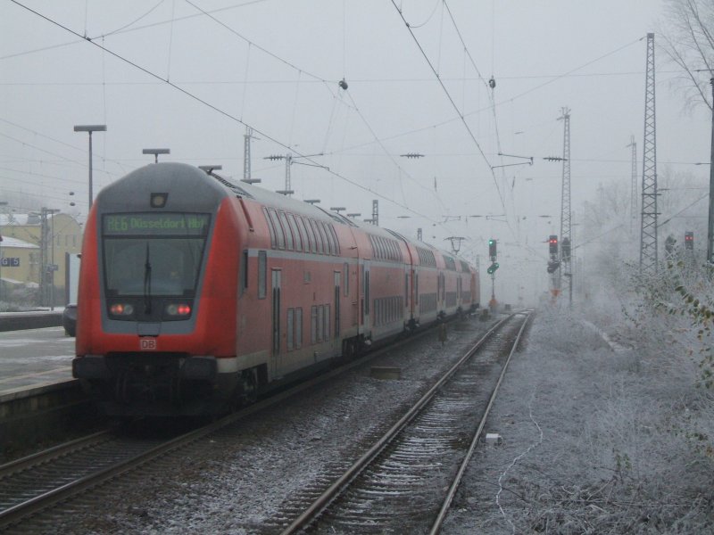 BR 146 007 mit RE 6 Minden - Dsseldorf Hbf. verlsst Bochum Hbf.
zum nchsten Halt in Wattenscheid.(20.12.2007) 