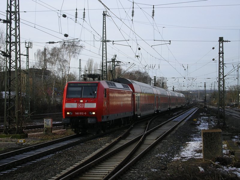 BR 146 012-0 mit RE1 Aachen-Hamm ,Einfahrt in Bochum,fhrt nur bis Dortmund Hbf.,da die Strecke Dortmund -Hamm wegen Brckenarbeiten gesperrt ist.
(03.02.2008)