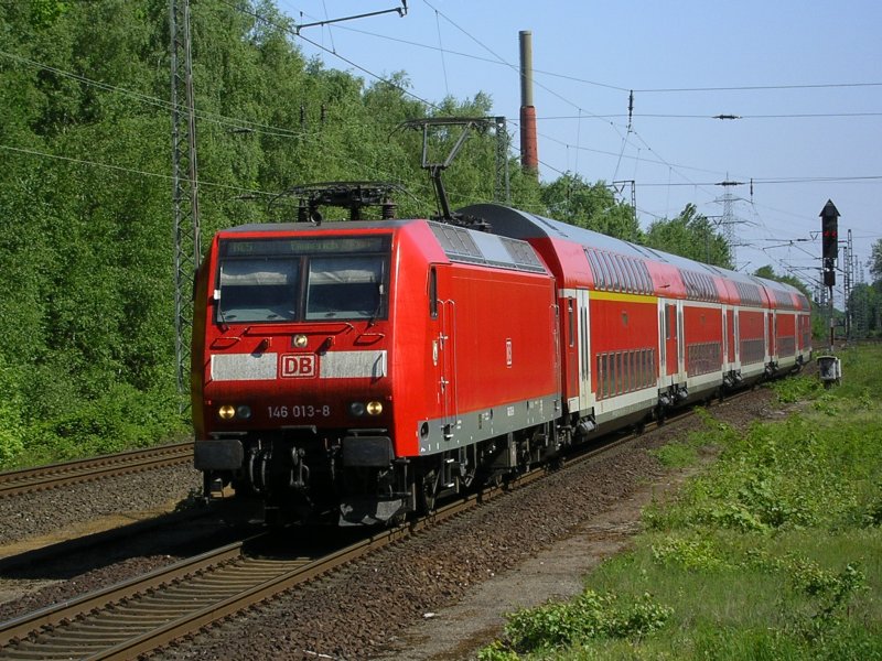 BR 146 013-8 mit RE 5 ,Koblenz - Emmerich kurz vor dem Bahnhof Dinslaken.(11.05.2008)