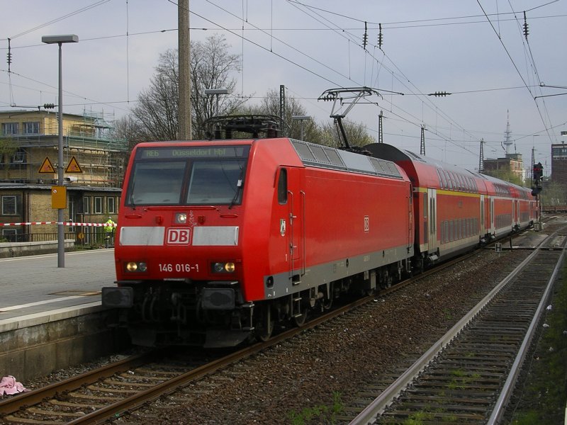 Br 146 016-1 mit RE 6 von Minden nach Dsseldorf bei der Einfahrt auf Gleis 4 im Bochumer Hbf.(22.04.2008)