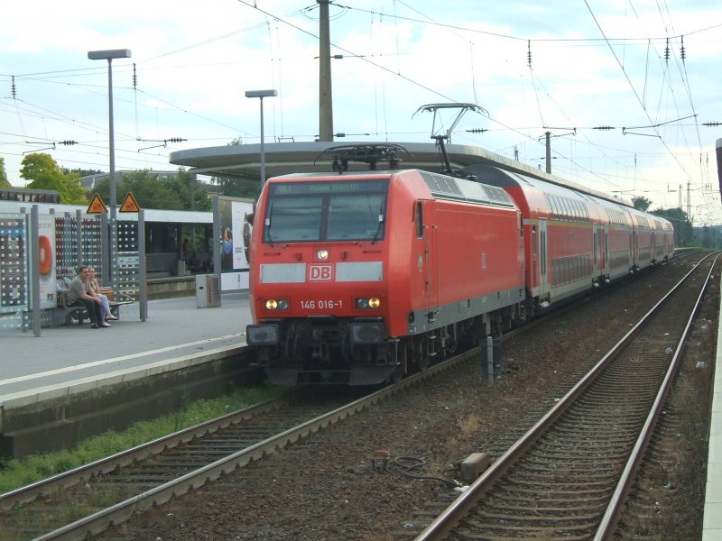 BR 146 016-1 mit RE1 Aachen-Hamm in Bochum Hbf. bei 
der Ausfahrt.