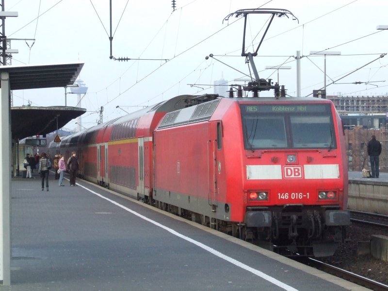 BR 146 016 ist mit einem RE5 nach Koblenz Hbf in Kln Messe/Deutz eingefahren. (03.01.2008)