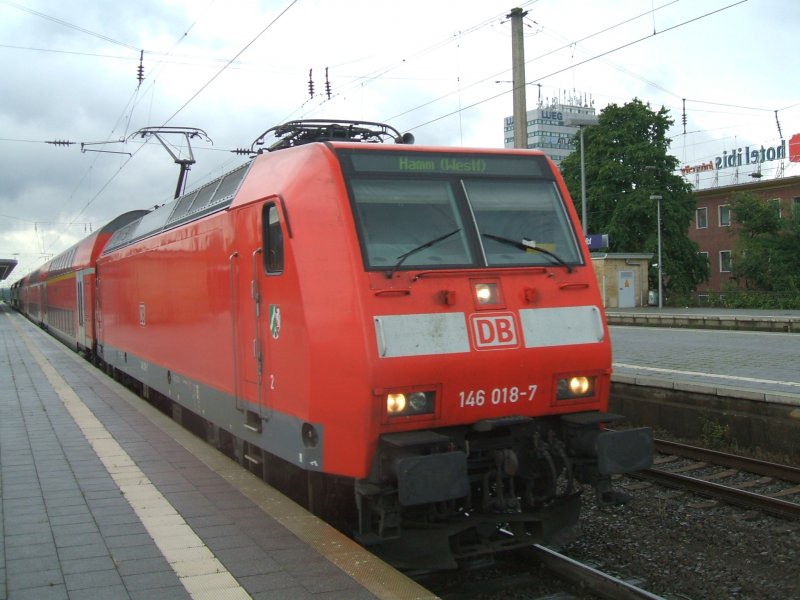 BR 146 018-7 mit RE1 Aachen-Hamm in Bochum Hbf. bei der
Ausfahrt nach Dortmund Hbf.