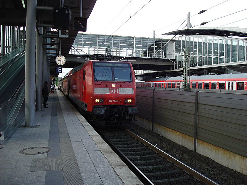 BR 146 020-3 mit Regioexpress fhrt gerade in Dsseldorf Flughafen ein, 14. Mai 2009 08:29