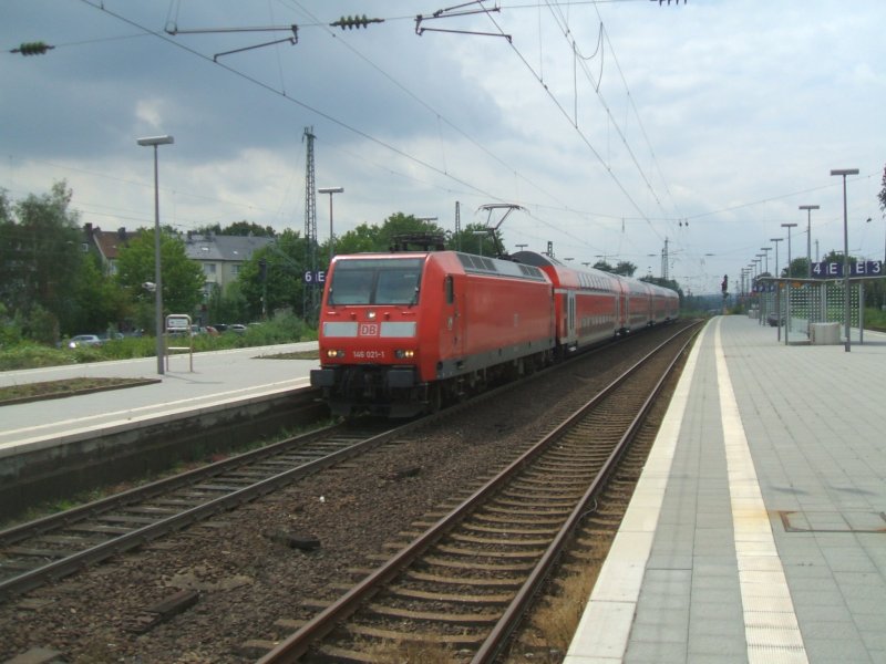 BR 146 021-1 mit RE 6 Dsseldorf-Minden fhrt ohne
Steuerwagen in Bochum Hbf. ein.