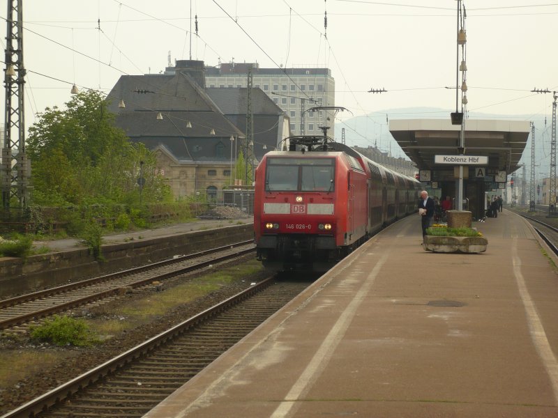 BR 146 026-0 mit RE 5 Koblenz-Emmerich wartet im Koblenzer Hauptbahnhof auf Anschluzug MRB aus Mainz. 
Uwe Wstenhagen, 12.04.2009