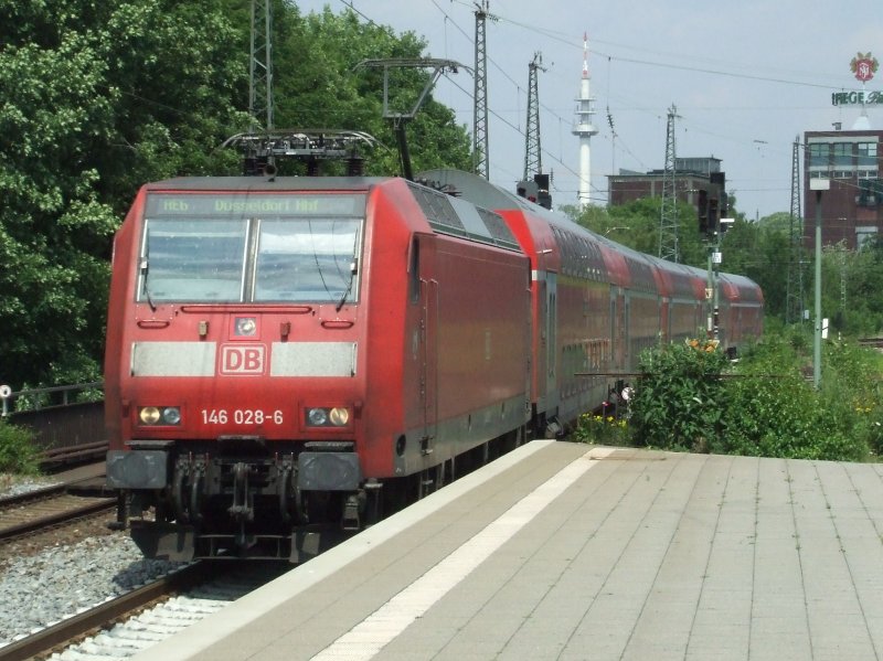 BR 146 028 fhrt mit einem Dosto RE6 in Richtung Dsseldorf in Bochum Hbf ein. (23.06.2008)