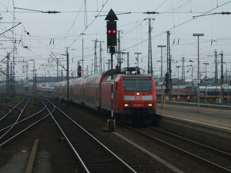 BR 146 029-1 mit RE 1 Aachen - Hamm bei der Einfahrt im 
Dortmunder Hbf. ,Gleis 8.(24.10.2007)
