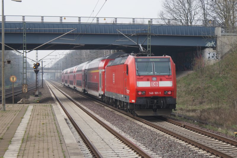BR 146 101-1 bei der Durchfahrt des Bahnhofes Dedensen/Gmmer am 04.04.2009
