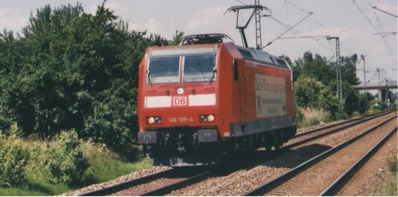 BR 146-109 als Leerzug auf der Schwarzwaldbahn, hier bei Ortenberg (km 4,1) unterwegs. Zu diesem Zeitpunkt, etwa im Mai 2006, sind es noch knapp 6 Monate bis zur Abl�sung der Baureihen 110, 111 und 143 vor den Regionalz�gen auf der Mittelgebirgsstrecke.  
