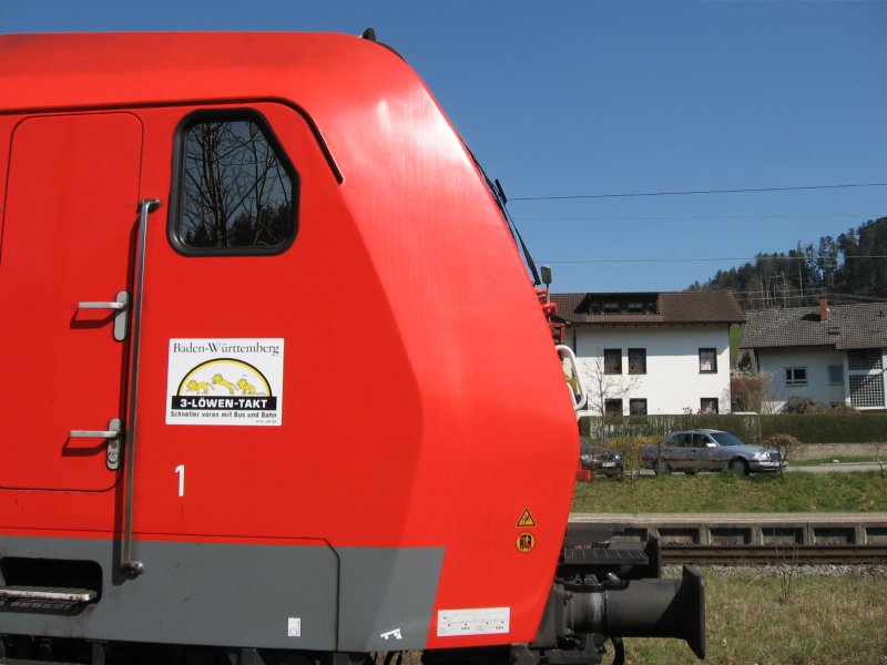 BR 146 110-2 von der Seite in Himmelreich am 9.4.07