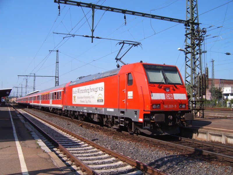 BR 146 203-5 am 27.04.07 mit einem RegionalExpress aus Stuttgart HBF auf Gleis 2 des Aalener Bahnhofs.