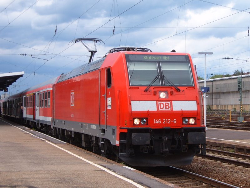 BR 146 212-6 mit RE 19464 am 16.05.07 auf Gleis 3 des Aalener Bahnhofs. 