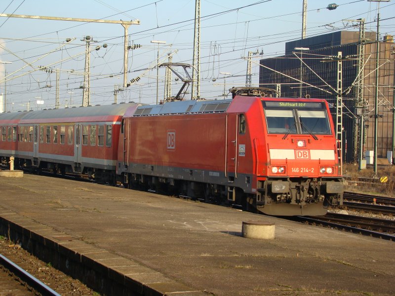 BR 146 214-2 hat gerade Einfahrt in den Bahnhof Stuttgart Hbf am 19.12.2007.
