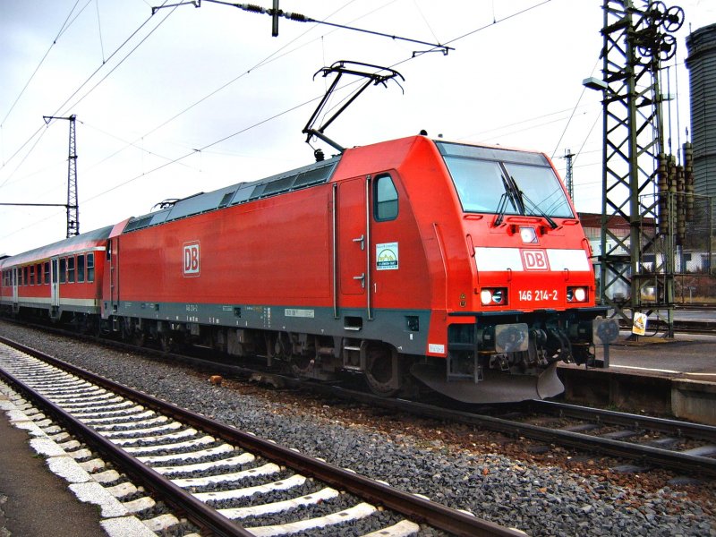 BR 146 214-2 mit RE 19444 Aalen-Stuttgart im Bahnhof Aalen.