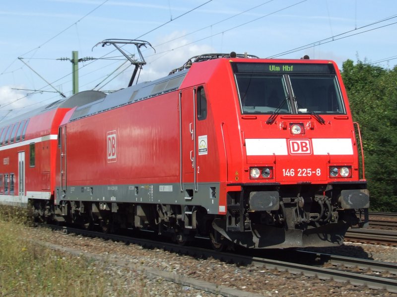 BR 146 225, beheimatet in Stuttgart, zieht einen Dosto RE in Richtung Stuttgart Hbf durch Tamm (Wrtt.) (26.08.2008)