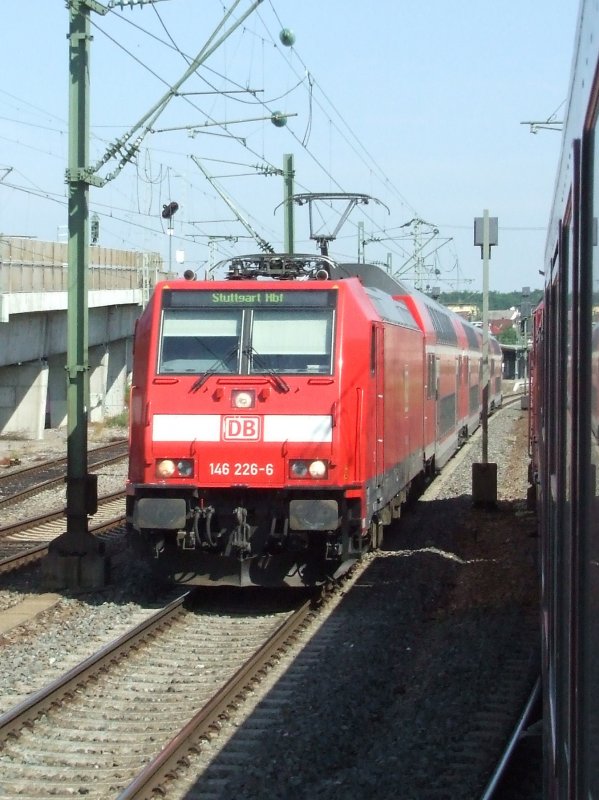BR 146 226-6 mit einem IRE auf dem Weg nach Stuttgart Hbf am Morgen des 23.06.2008. (nahe Bahnhof Zuffenhausen)