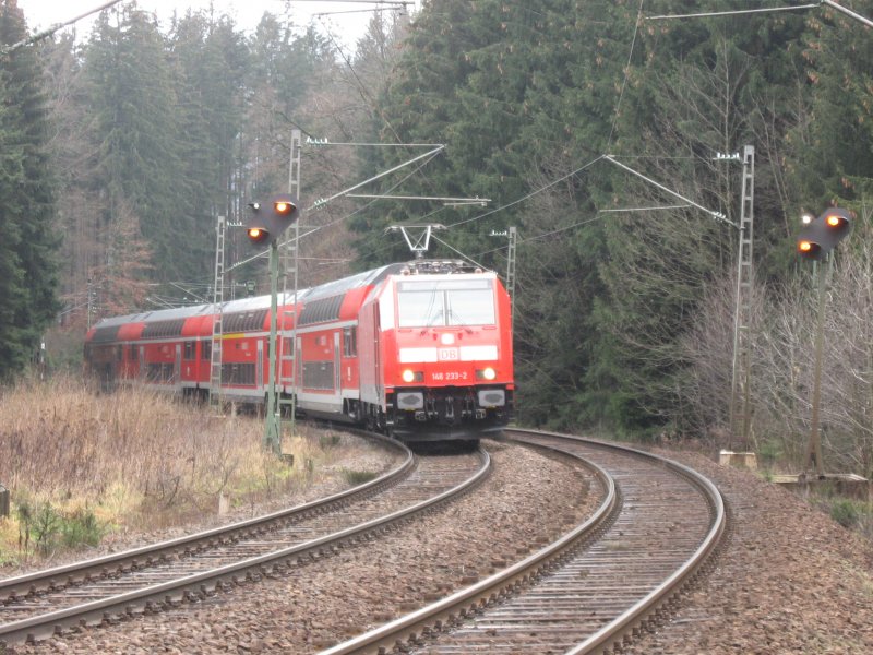 BR 146 233-2 fuhr am 10.12.06 mit Ihrem IRE kurz vordem  Farrenhaldetunnel  an mir vorbei.