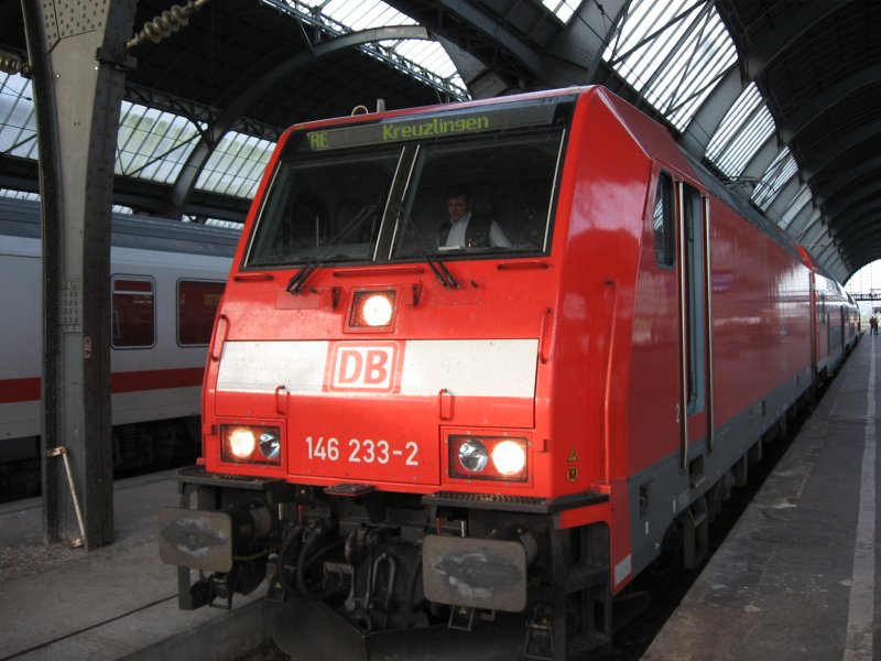 BR 146 233-2 mit Dem RE 5199 im HBF Karlsruhe am 1.6.07