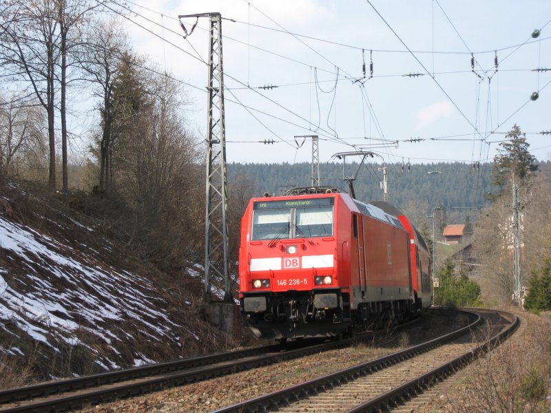 BR 146 233-2 mit dem IRE 4711 am B31 nahe St.Georgen/Schwarzwald am 28.3.07