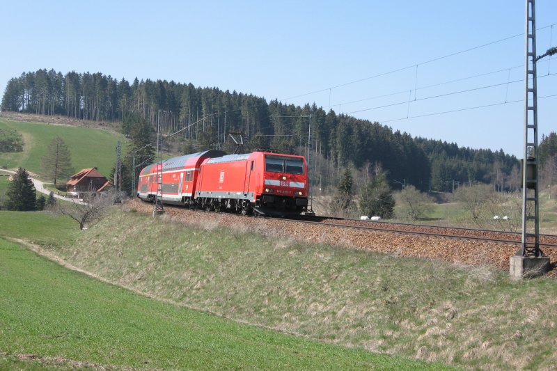 BR 146 235-7 mit dem RE 4709 kurz vor St.Georgen/Schwarzwald bei km 79,0 am 11.4.07
