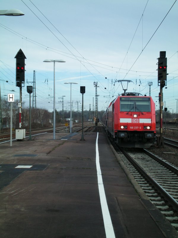 BR 146 237-3 fhrt mit einem IRE in Rastatt ein.