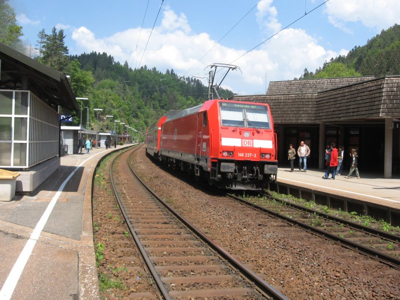 BR 146 237-3 scheibt den IRE 4710 nach Karlsruhe aus dem Bahnhof Triberg am 6.5.07