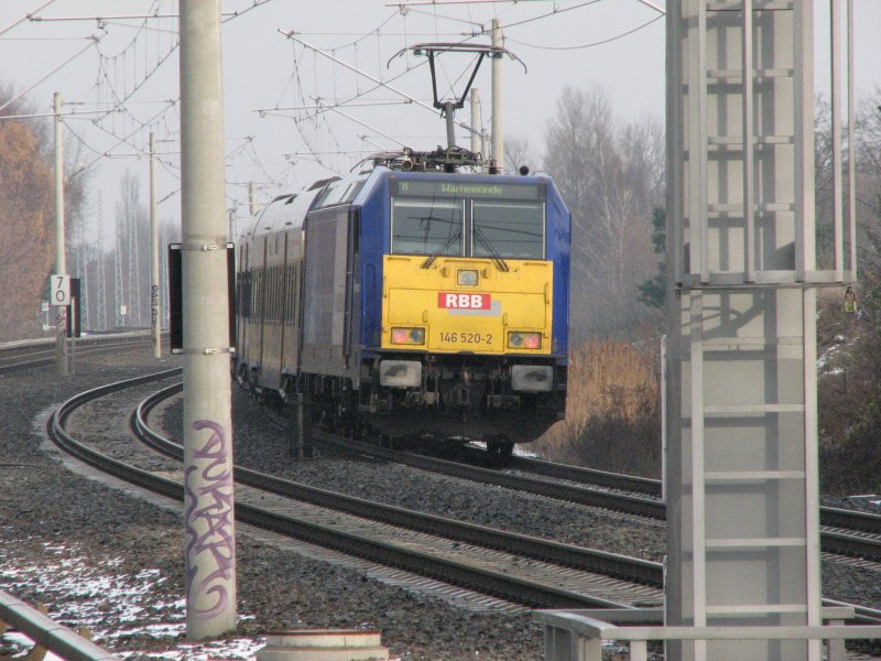 BR 146 am Warnemnde-Express der Firman Connex ,verlt Berlin in Hhe S-Bahnhof Pankow Heinersdorf.November 2008