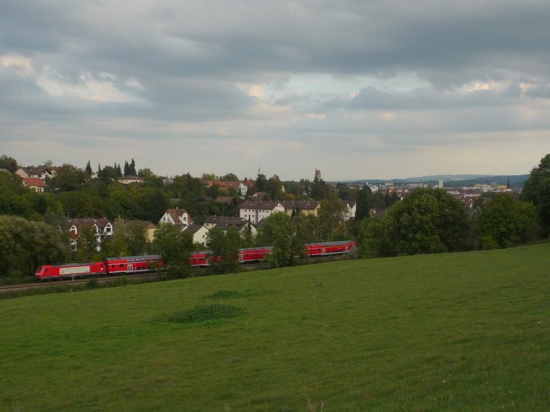 Br 146.2 beschleunigt den RE 19618 vor der Kulisse der Stadt Singen in Richtung Landeshauptstadt. 02.10.09